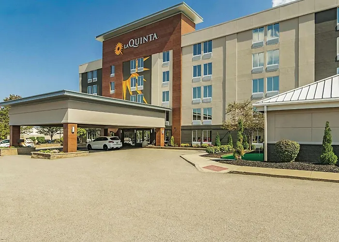 La Quinta Inn & Suites By Wyndham Cleveland Airport West